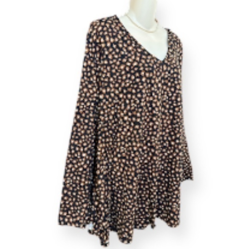 NWT Boutique Black animal print v neck top - Picture 6 of 9